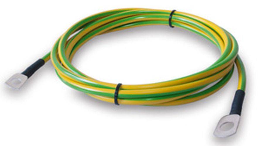 Eine Rolle gelb-grüner Elektrokabel zur Erdung, mit zwei schwarzen Kabelbindern befestigt, vor einem weißen Hintergrund.