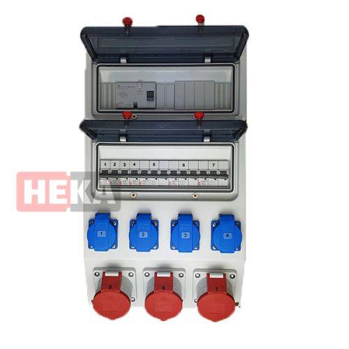 Elektrische Verteilerdose mit mehreren blauen und roten Anschlüssen, auf der linken Seite mit 'HEKA' beschriftet.