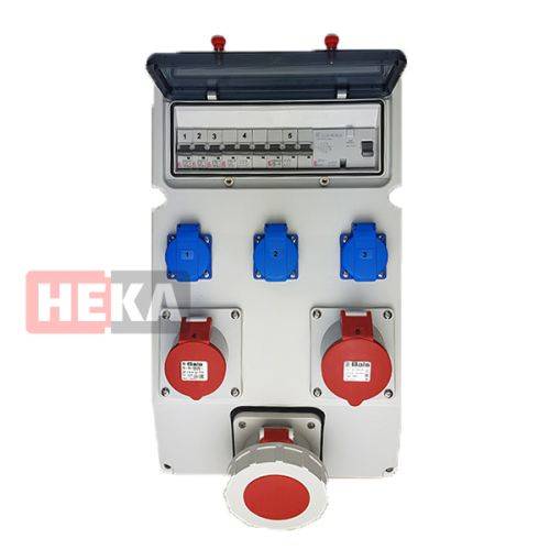 Eine elektrische Verteilerdose mit mehreren Steckdosen und Schaltern, mit blauen und roten Anschlüssen. Die Markenbezeichnung 'HEKA' ist seitlich sichtbar.