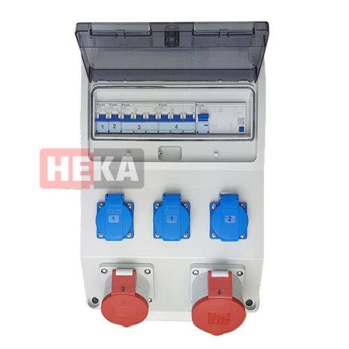 Eine elektrische Verteilerdose mit transparentem Deckel, die sechs Sicherungsautomaten und vier Steckdosen zeigt, zwei rote und zwei blaue, beschriftet mit 1-4.