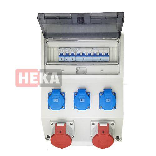 Eine elektrische Verteilerdose mit einem durchsichtigen Kunststoffdeckel, ausgestattet mit beschrifteten blauen Schaltern, nummeriert von 1 bis 6, und zwei roten Steckdosen darunter.