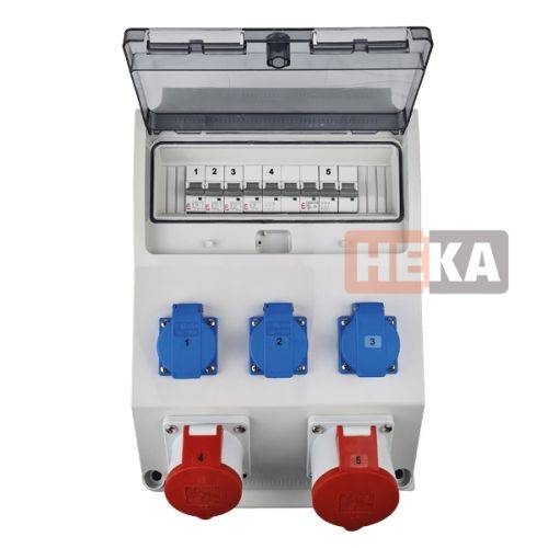Elektrische Verteilerdose mit transparenter Abdeckung, beschrifteten Sicherungsautomaten oben und fünf Steckdosen (drei blaue, zwei rote) darunter.