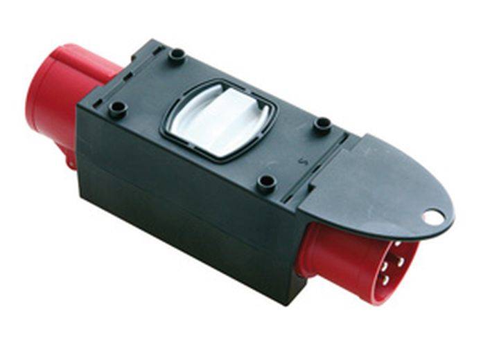 Ein roter und schwarzer elektrischer Steckverbinder mit einer rechteckigen Grundfläche und einer kreisförmigen Steckerkomponente, der üblicherweise für industrielle Verkabelungen verwendet wird.