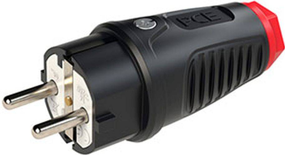 Eine Nahaufnahme eines schwarzen Stromsteckers, die metallische Kontakte und eine strukturierte Griffoberfläche am Gehäuse zeigt, konzipiert für eine sichere elektrische Verbindung.