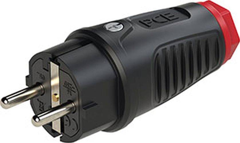 Eine Nahaufnahme eines schwarzen elektrischen Steckers mit teilweise sichtbarem Stift und gerippter Griffgestaltung. Der Markenname 'PCE' ist in die Oberfläche eingeprägt.