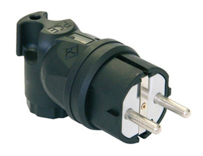 Nahaufnahme eines schwarzen elektrischen Steckers mit zwei Metallstiften und einem robusten Gehäuse, der typischerweise zur Verbindung von Geräten mit Stromquellen verwendet wird.