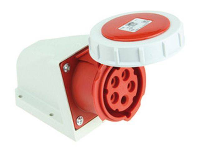Eine rote industrielle Stromsteckdose mit weißer Schutzabdeckung, montiert auf einer weißen rechteckigen Grundfläche.