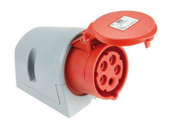 Roter industrieller Elektrosteckdose mit Schutzdeckel, montiert auf einer grauen Grundplatte, verwendet für kraftstromschwere Stromverbindungen.