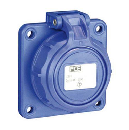 Eine blaue PCE-Elektrosteckdose, die auf einer quadratischen Basis montiert ist und eine Schutzabdeckung sowie ein mittig angebrachtes Etikett mit Spezifikationen aufweist.