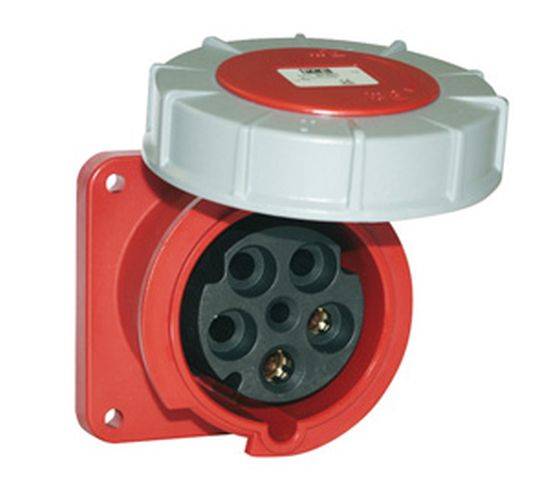 Eine rote industrielle Steckdose mit fünf kreisförmigen Anschlüssen, abgedeckt von einem grauen Deckel, konzipiert für robuste elektrische Verbindungen und Wandmontage.