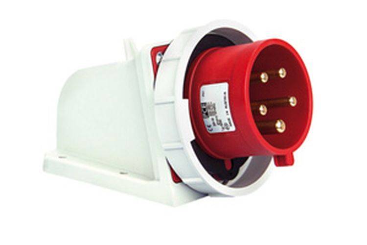 Ein roter industrieller Stromstecker mit drei Stiften in einem weißen Gehäuse, nach rechts geneigt, für elektrische Anschlüsse verwendet.