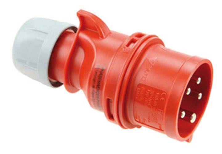 Ein roter industrieller Stromstecker mit drei runden Stiften, konzipiert für robuste elektrische Verbindungen, versehen mit Sicherheitsmarkierungen und Griffstruktur.
