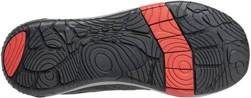Nahaufnahme einer Schuhsohle mit strukturierter schwarzer Oberfläche und lebhaften roten Akzenten, die das detaillierte Muster für Grip und Unterstützung präsentiert.