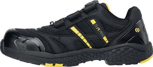 Schwarzer und gelber Sportschuh mit einer robusten Sohle und Mesheinsätzen. Der Markenname 'BAAK' ist seitlich sichtbar.