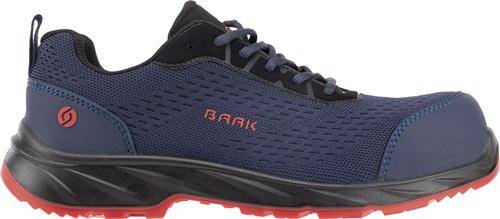 Ein Nahaufnahme-Bild eines dunkelblauen und schwarzen Sportschuhs mit roten Sohlenakzenten. Die Seite des Schuhs zeigt das Wort 'BAAK'.