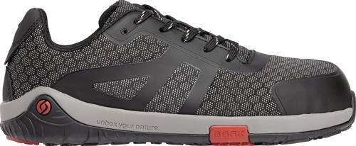 Eine Nahaufnahme eines schwarzen Sportschuhs mit strukturierten Schnürsenkeln, mit einem roten Streifen an der Sohle. Der Text auf der Sohle lautet „boxyour nature