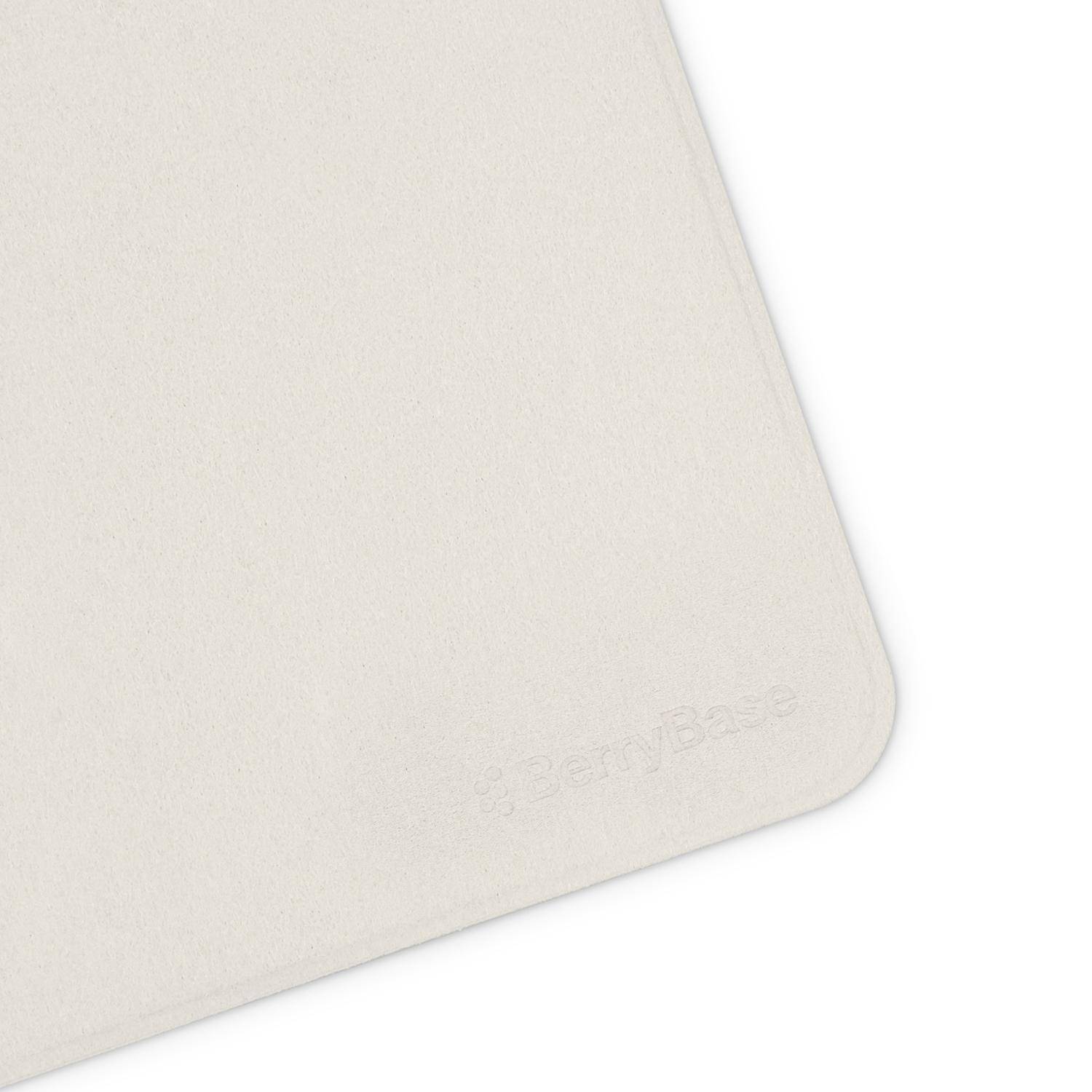 Ein hellbeigefarbenes, rechteckiges Mousepad mit abgerundeten Ecken und feiner Textur, mit einem subtilen, geprägten „berrybase