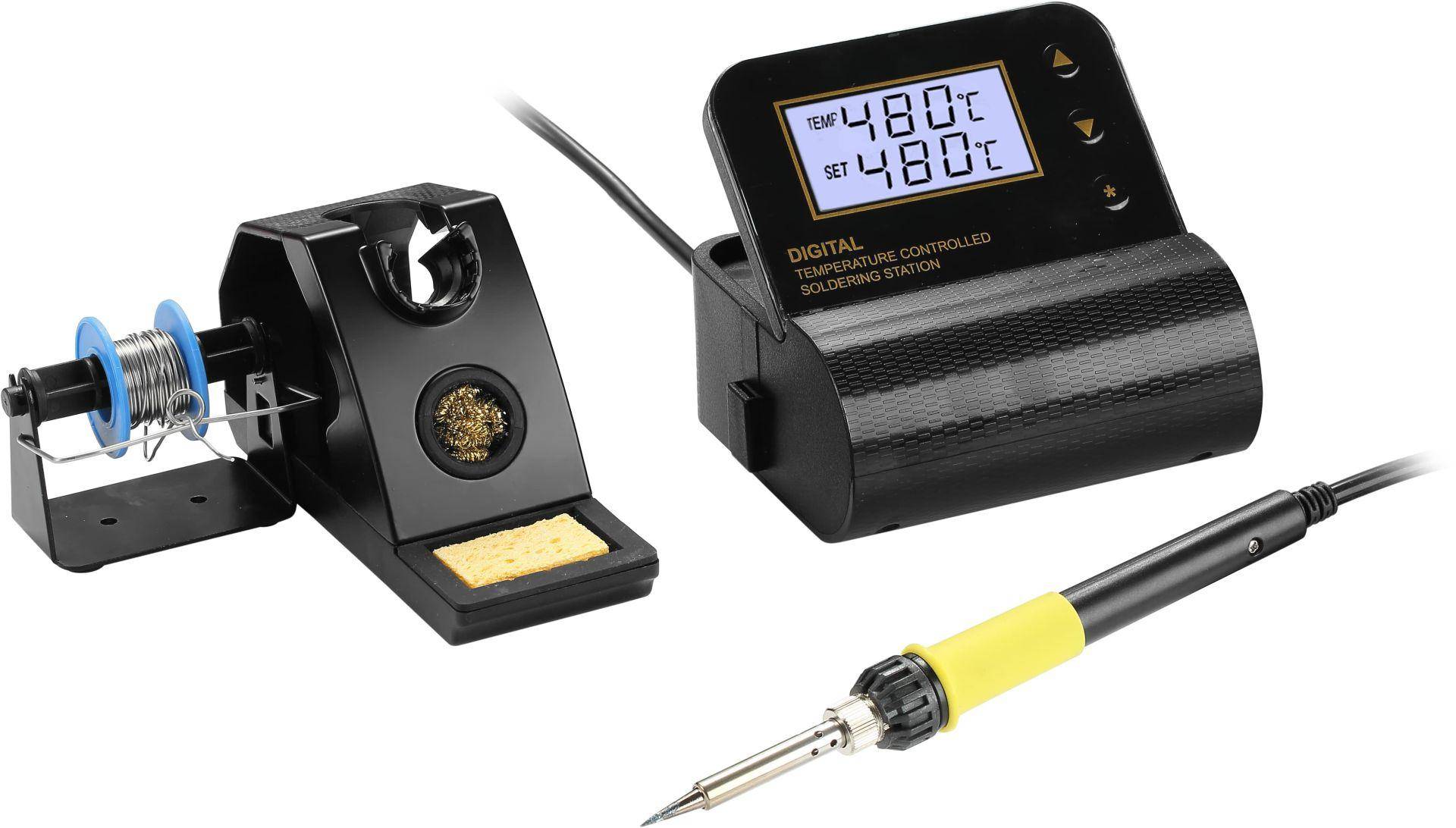 Digitale Lötstation mit Temperaturanzeige-Bildschirm, eingestellt auf 480°C, mit Lötkolbenhalter und Schwamm zur Reinigung.