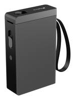 Ein schwarzes, rechteckiges tragbares elektronisches Gerät mit einer Taste und einem Handgelenkband, möglicherweise ein Ladegerät oder eine Powerbank.