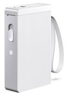 Eine schlanke, weiße, rechteckige tragbare Powerbank mit einem Seitenschalter und einem Trageband auf der rechten Seite.