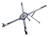 Ein silberner, verstellbarer Laptopständer mit einer runden Mitte und vier ausziehbaren Beinen, der entwickelt wurde, um einen Laptop in verschiedenen Winkeln zu halten.