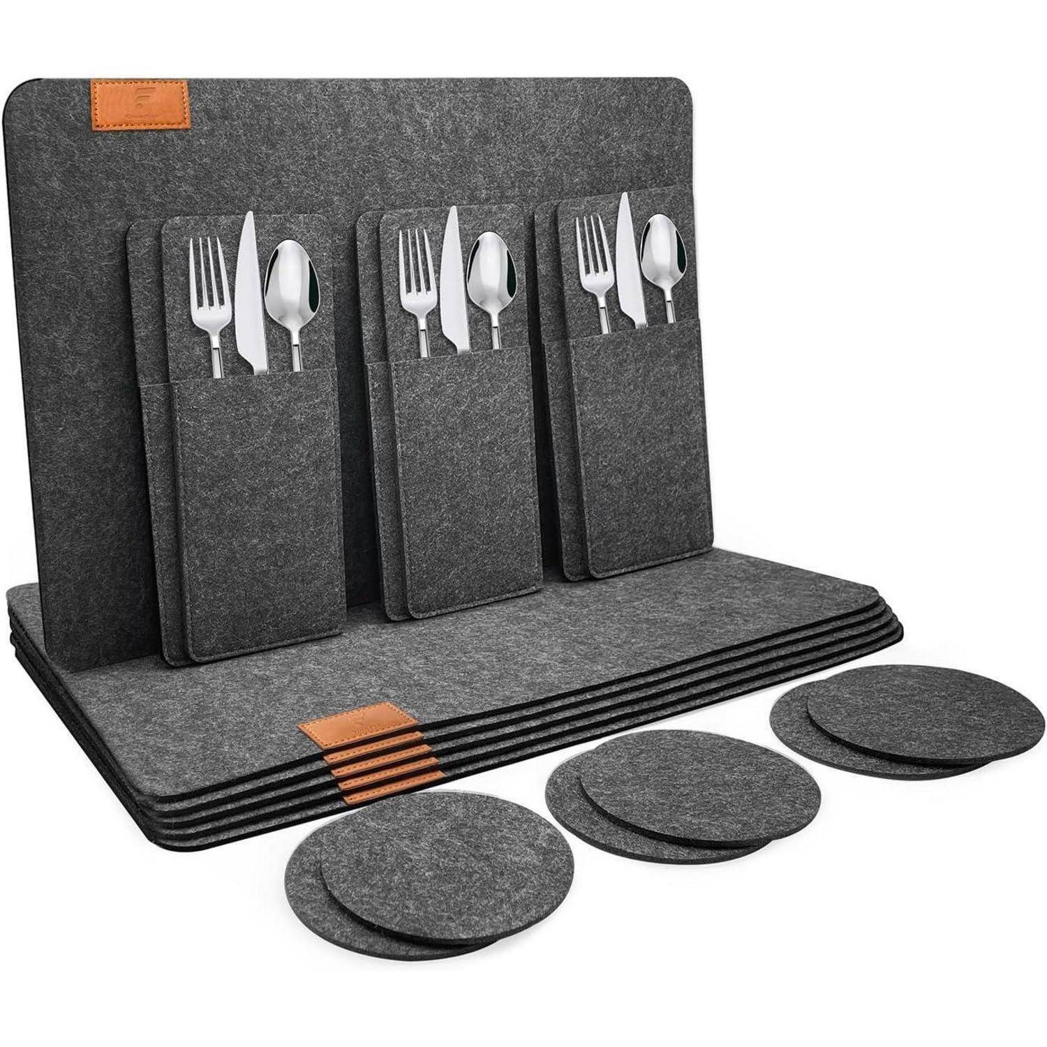 Ein Set aus dunkelgrauen Filz-Tischsets, Untersettern und passenden Besteckhaltern, ordentlich angeordnet und eine elegante Tischgedeck-Organisation präsentierend.