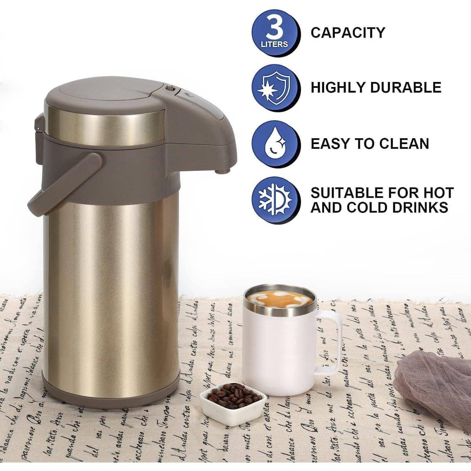 Edelstahl-Thermoskanne und -Becher auf einem Tisch; Merkmale: 3 Liter Fassungsvermögen, sehr robust, leicht zu reinigen, für heiße und kalte Getränke.