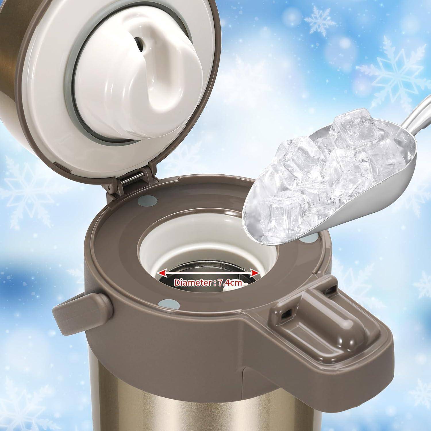 Eine Eiskelle schüttet Eiswürfel in einen geöffneten Thermobehälter mit einem angegebenen Durchmesser von 7,4 cm, vor einem verschneiten Hintergrund.