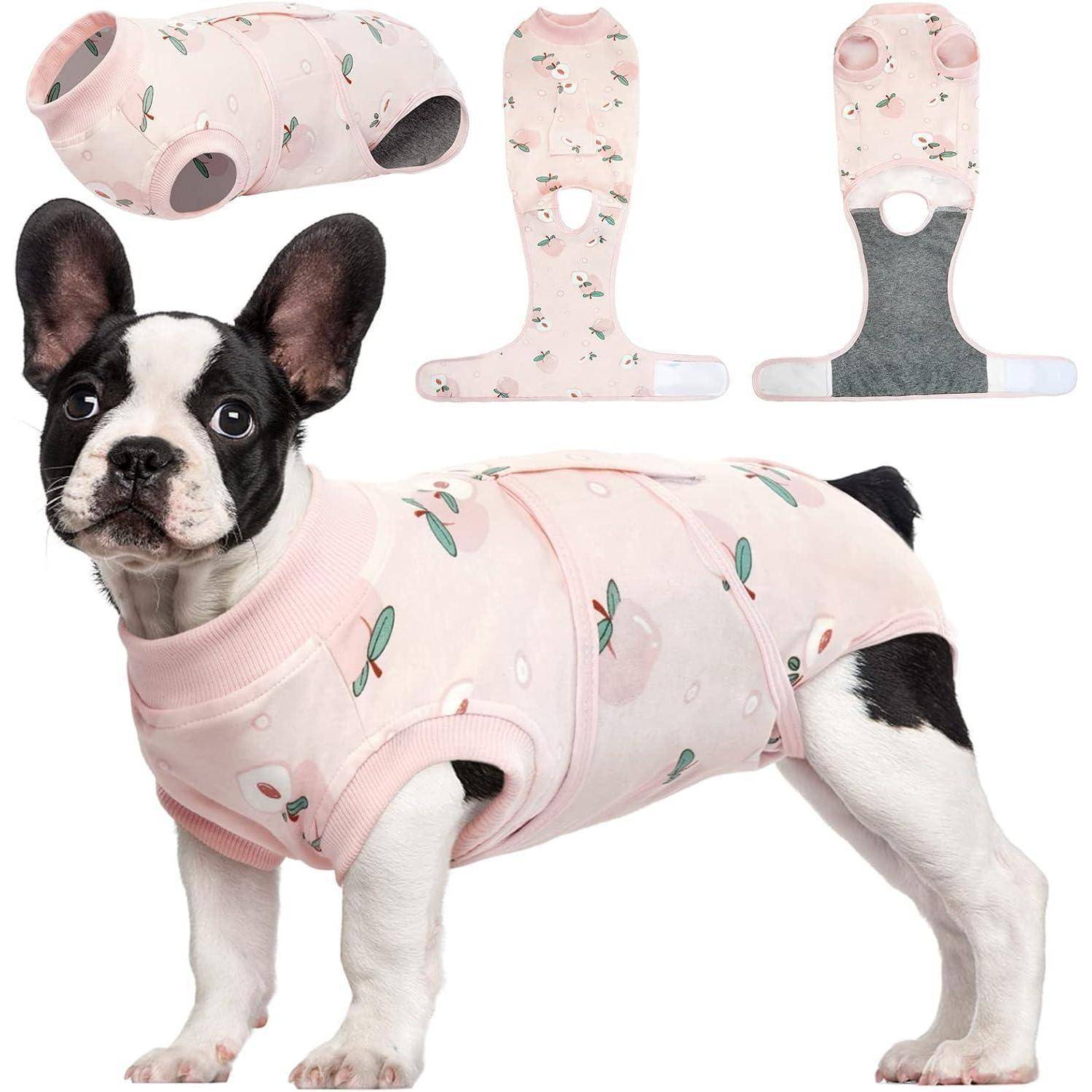 Ein schwarz-weißer Hund trägt einen hellrosa, mit Blumenmuster bedruckten Pullover für Haustiere. Zusätzliche Ansichten des Pullovers sind darüber abgebildet.