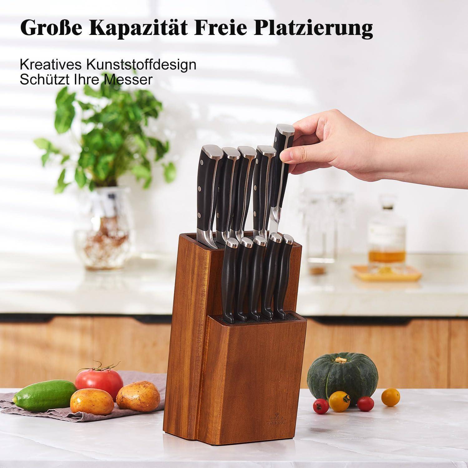 Ein Messerset in einem Holzblock auf einer Küchenarbeitsplatte. Eine Hand greift nach einem Messer. Text auf Deutsch hebt Produktmerkmale hervor.
