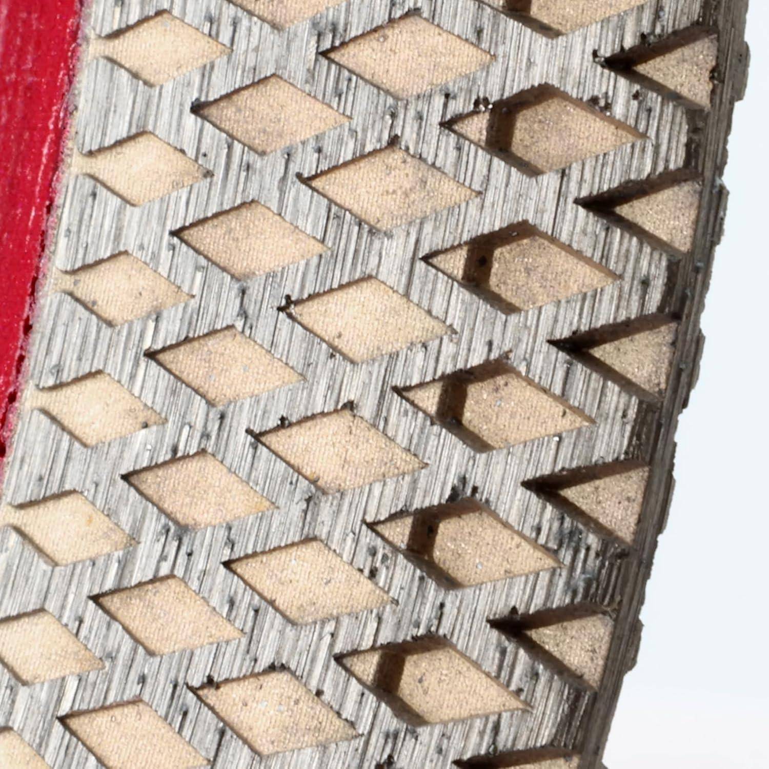 Eine Nahaufnahme einer Schuhsohle mit einem strukturierten Rautenmuster in Beige und Rot, die Gebrauchsspuren zeigt und häufige Nutzung oder Laufen andeutet.