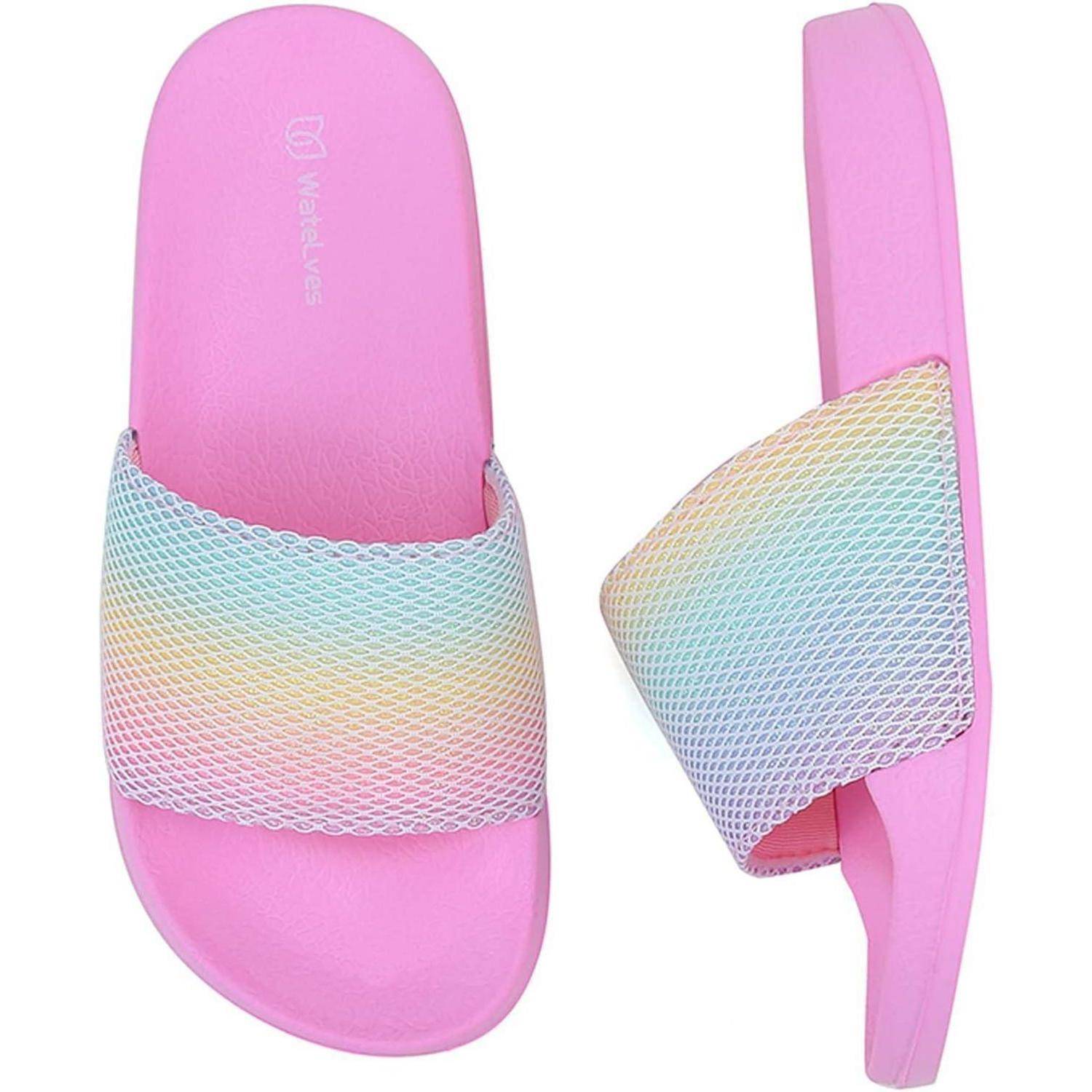 Rosa Slides verfügen über ein Regenbogen-Netzdetail über den Riemen, was einen farbenfrohen und fröhlichen Look erzeugt. Das Markenlogo ist auf einem Schuh sichtbar.