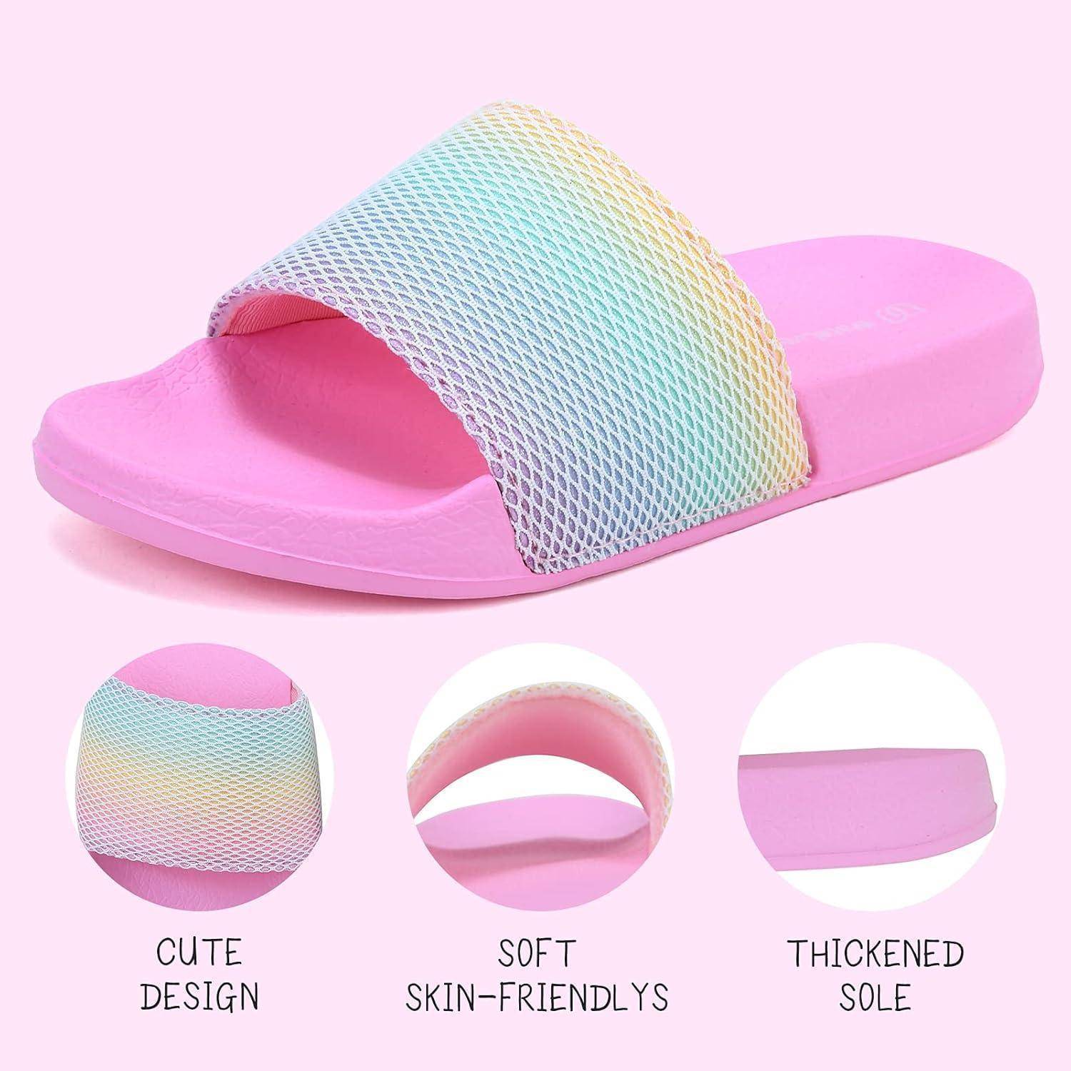 Ein rosa Rutschsandale mit einem Netzriemen, der einen Regenbogen-Farbverlauf aufweist. Darunter zeigen Detailkreise 'Süßes Design', 'Weich, hautfreundlich' und 'Verstärkte Sohle'.