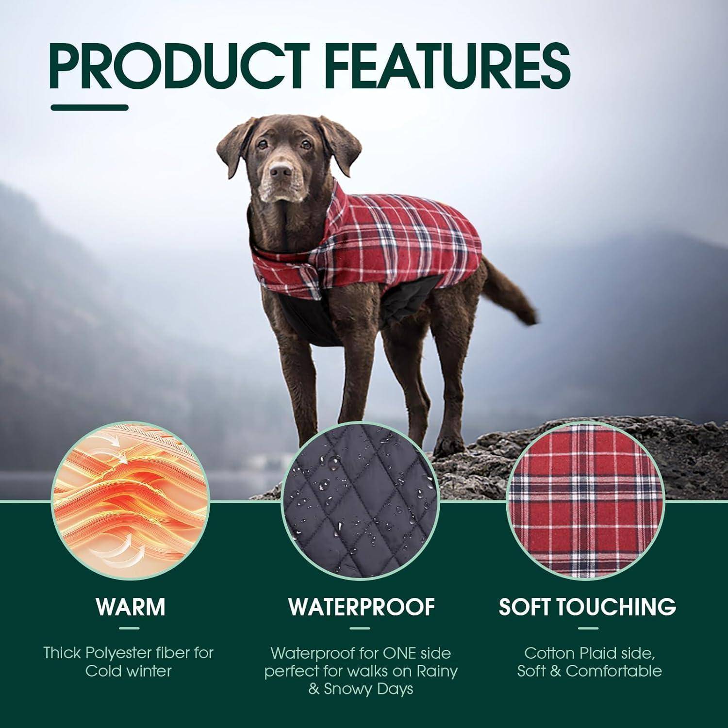Hund trägt einen roten Karomatel, der draußen steht. Texthinweise zu den Merkmalen: 'Warm', 'Wasserdicht', 'Weich zum Anfassen'. Ideal für kalte, regnerische und schneeige Tage.