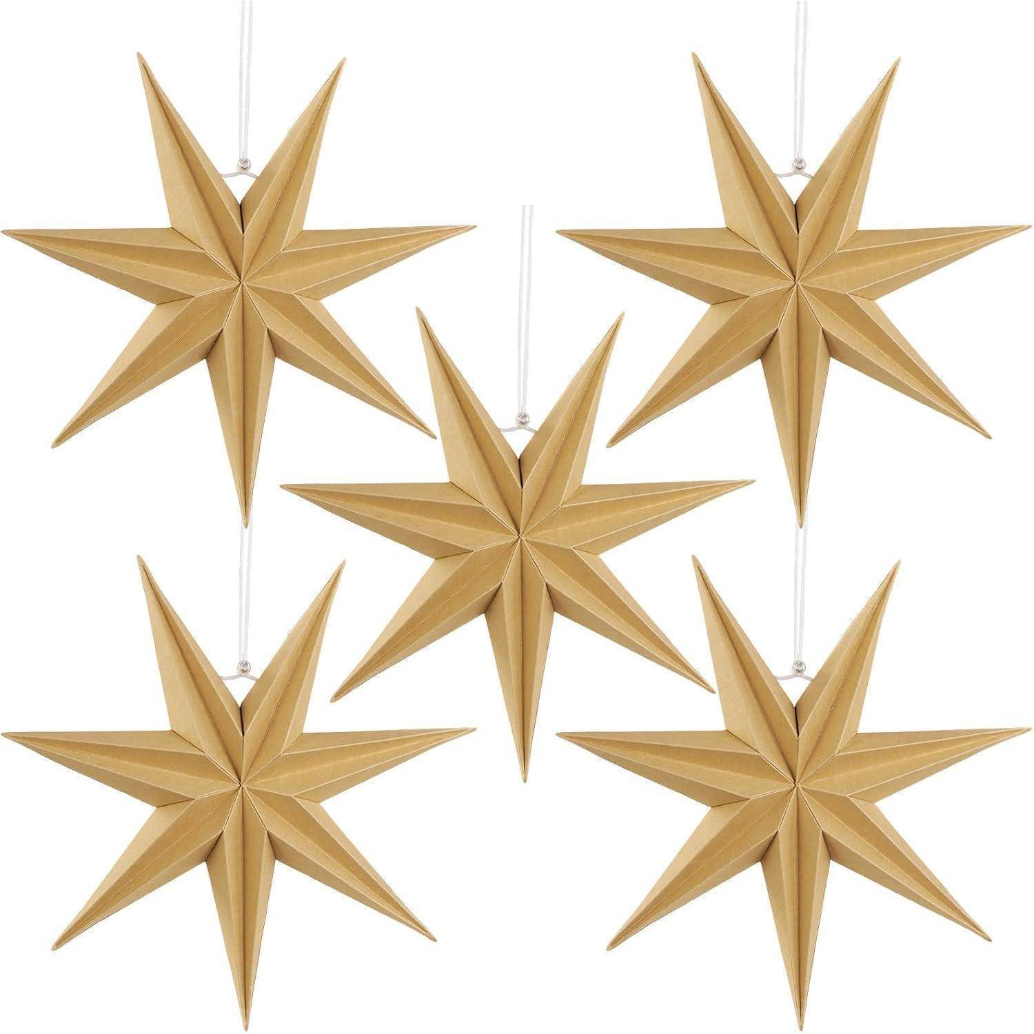 Fünf goldene, dreidimensionale Sternornamente mit jeweils acht Zacken, die einzeln vor einem weißen Hintergrund hängen.