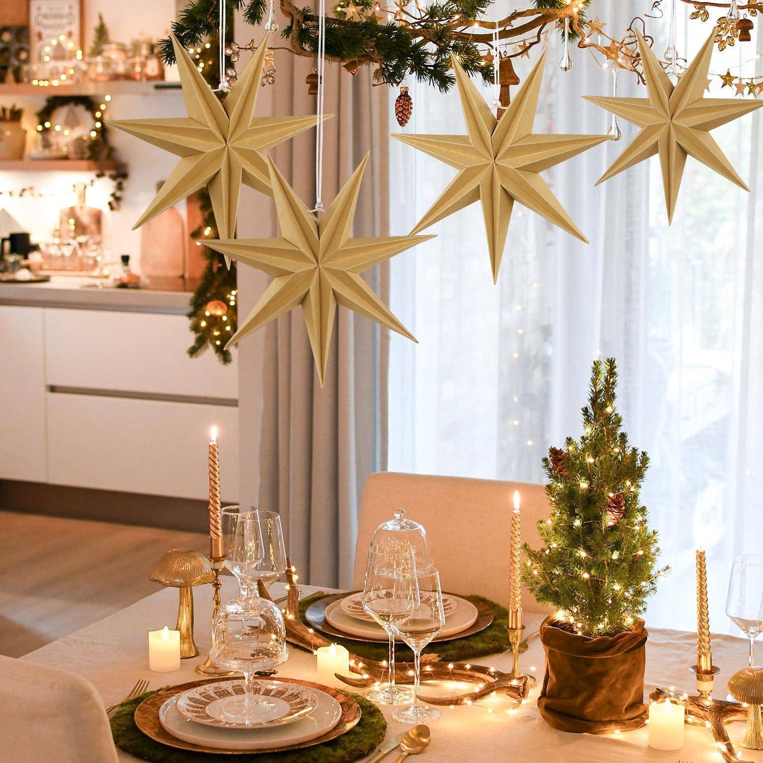 Ein festlich geschmückter Esszimmer für Weihnachten mit Sternenornamente, die über dem Tisch hängen, gedeckt mit Glaswaren und einem kleinen beleuchteten Weihnachtsbaum.