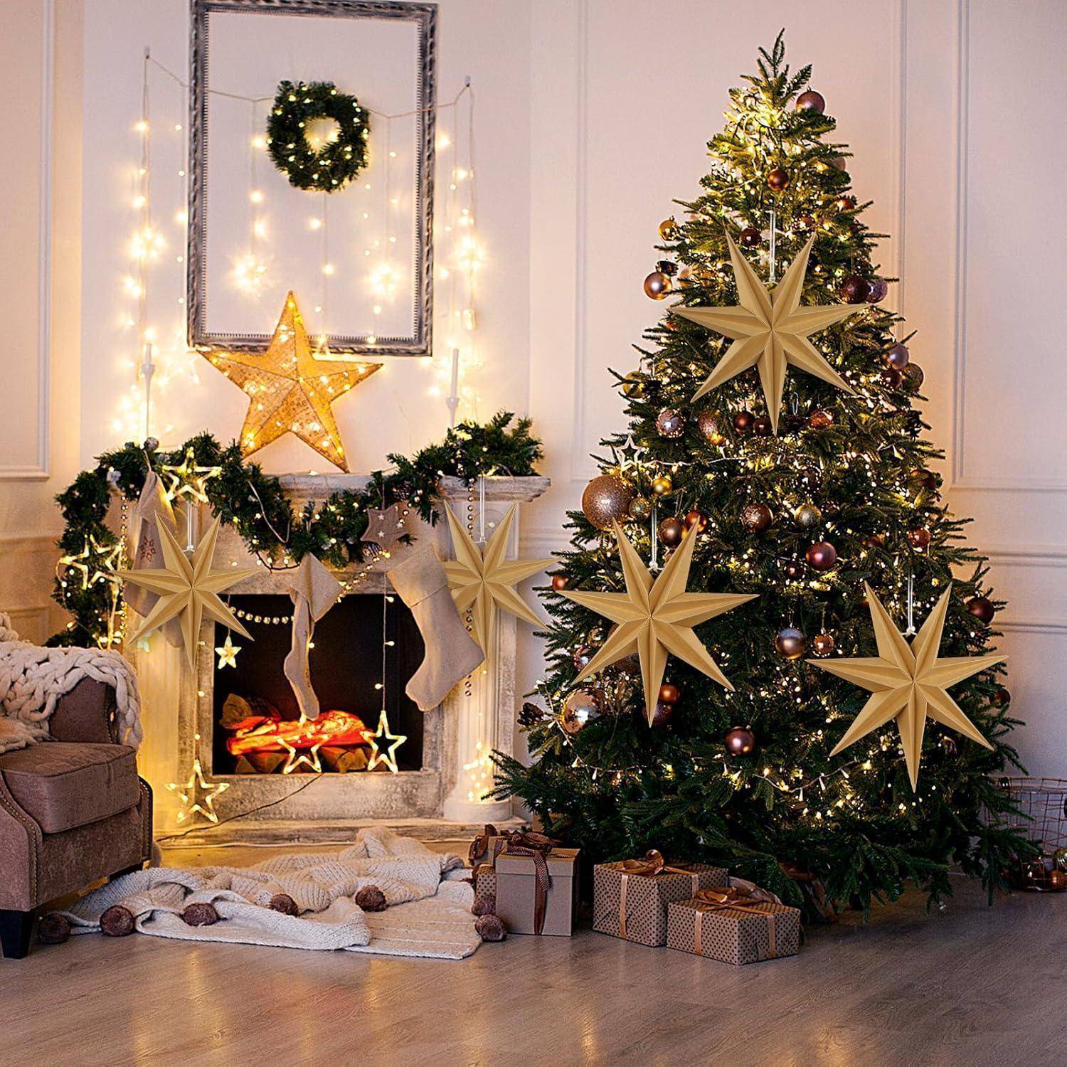 Ein geschmücktes Wohnzimmer mit einem beleuchteten Weihnachtsbaum, goldenen Sternen, Geschenken, einem Kranz und einer Girlande neben einem Kamin mit Weihnachtsstrümpfen. Gemütliche Feiertagsstimmung.