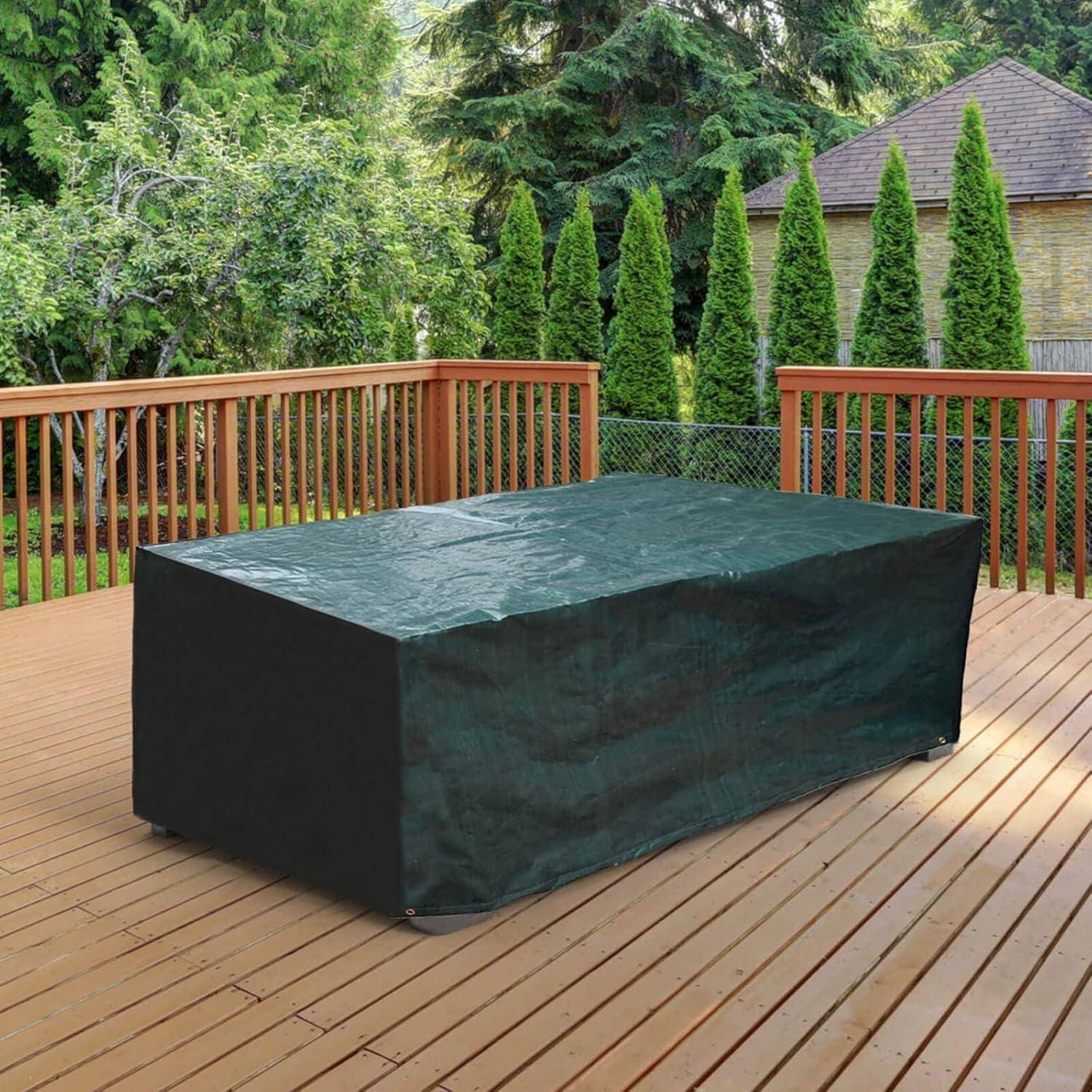 Ein überdachter Außentisch auf einer Holzterrasse, umgeben von Bäumen und einem Holzzaun.