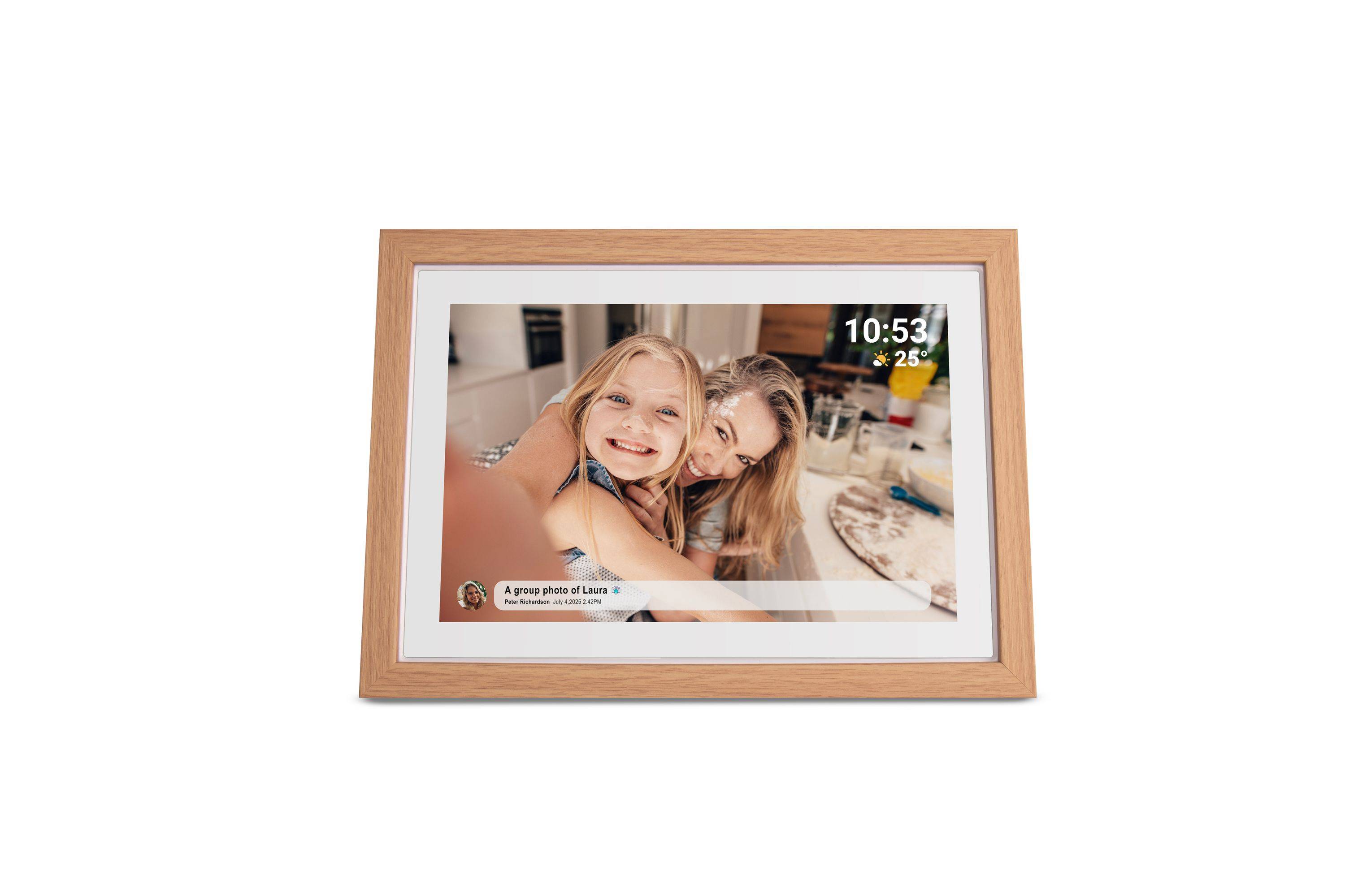 Ein digitaler Fotorahmen, der eine lächelnde Frau und ein Kind in einer Küche zeigt, mit einem Zeitstempel '10:53' und einem Wettericonm das 25°C anzeigt.