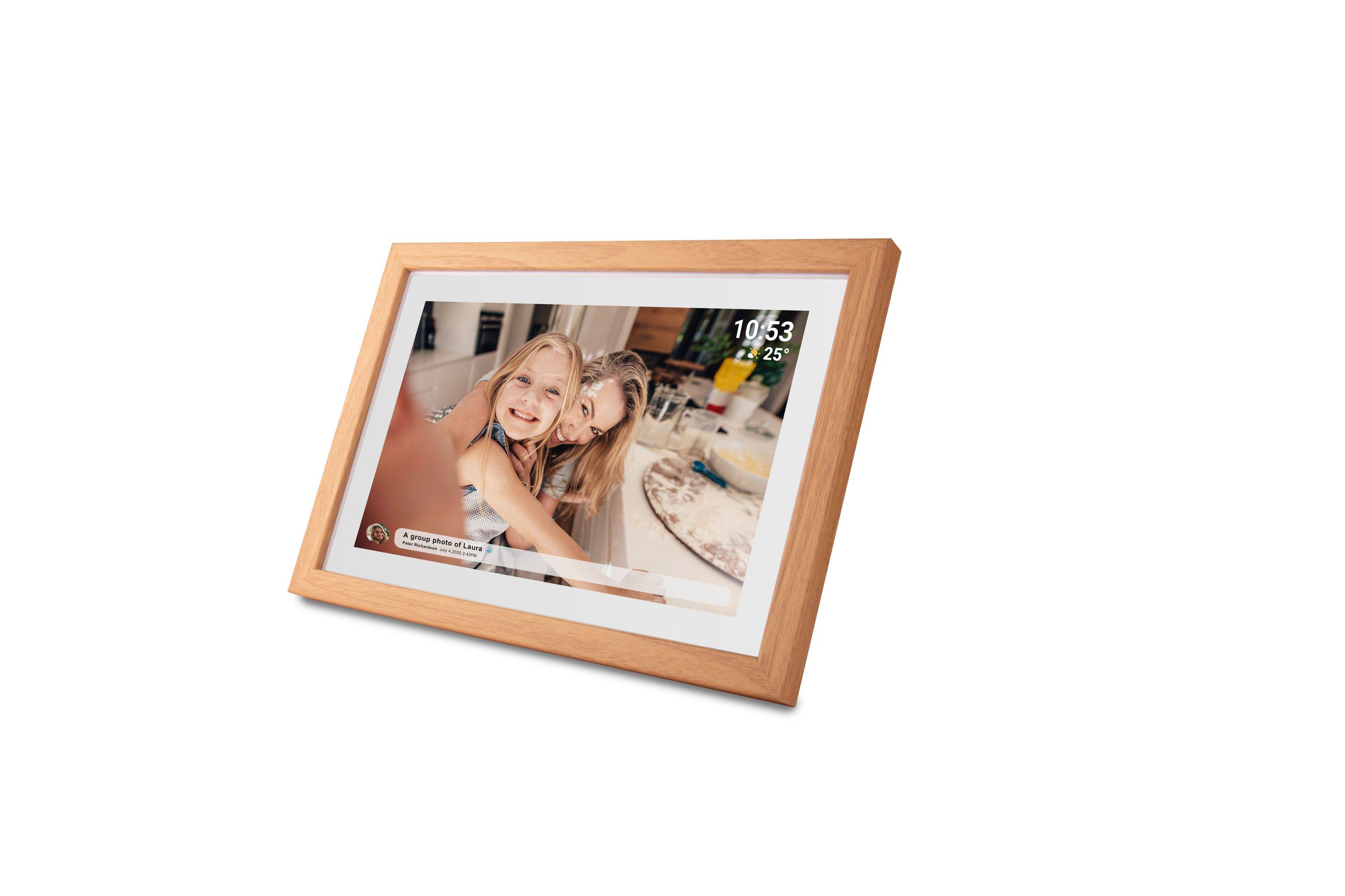 Ein digitaler Fotorahmen zeigt ein Bild von zwei lächelnden Mädchen in Innenräumen. Eine kleine Uhr und ein Temperaturanzeiger zeigen in der Ecke '10:53' und '25°C' an.