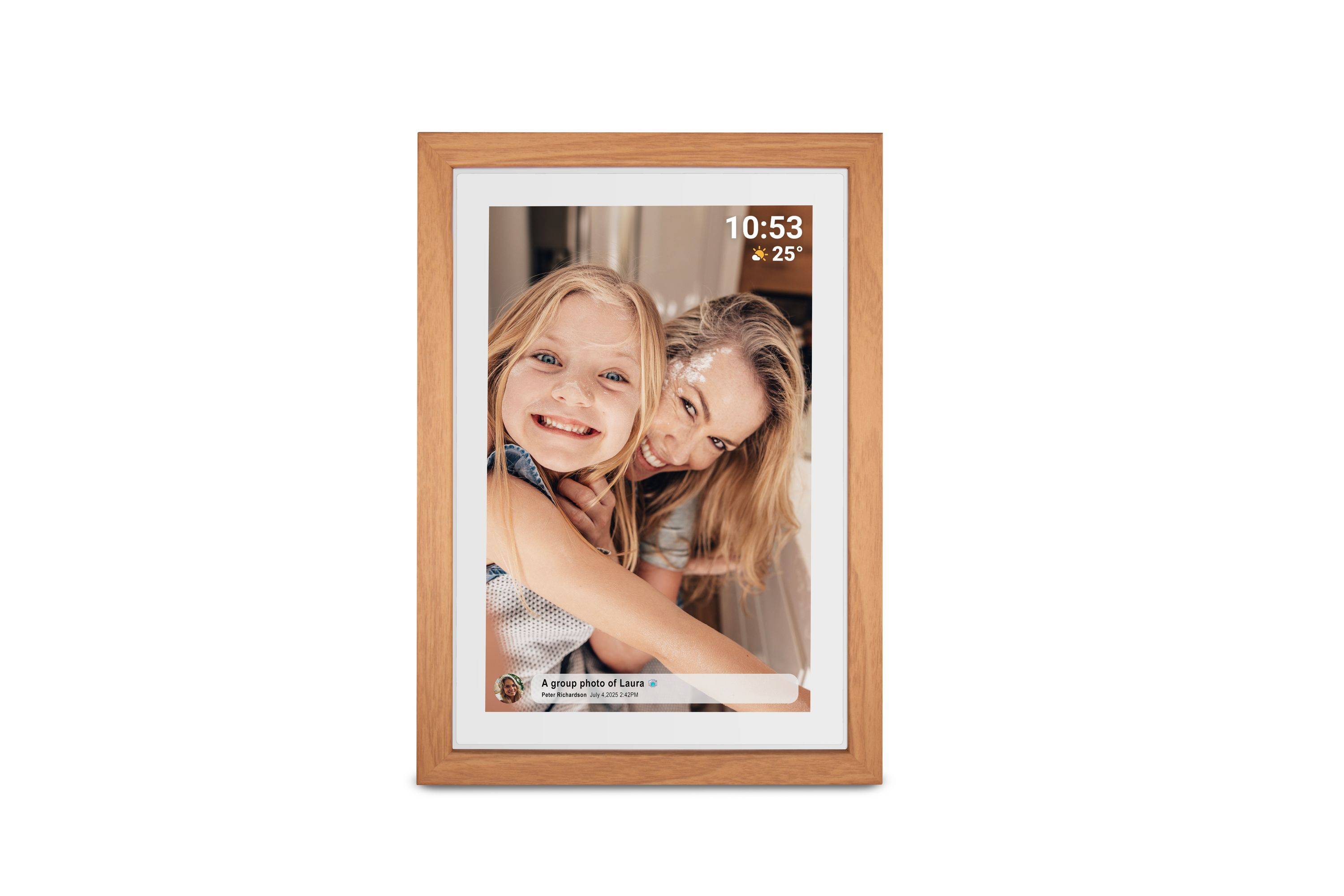 Ein digitaler Fotorahmen zeigt ein Bild von zwei lächelnden Kindern, die sich drinnen umarmen. Die Zeit, das Wetter und die Bildunterschrift „Ein Gruppenfoto von Laura