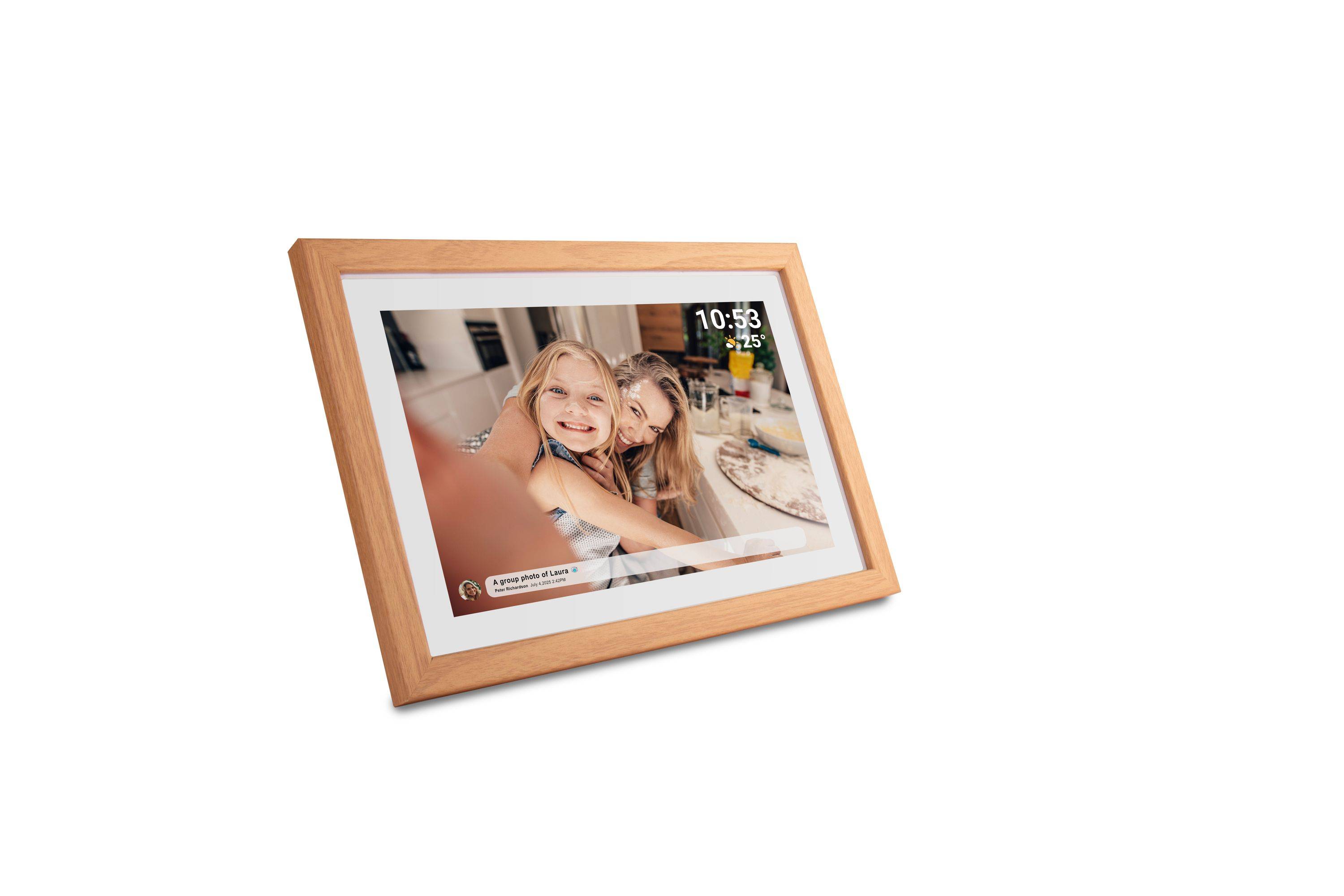 Ein digitaler Fotorahmen, der ein Bild von zwei lächelnden Kindern zeigt, die sich umarmen. Die Zeit „10:53