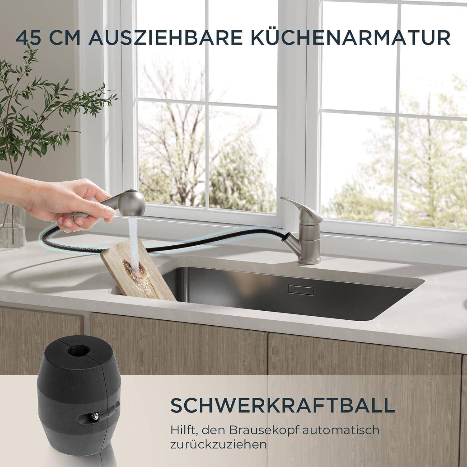 Eine Person zieht einen ausziehbaren Küchenhahn-Sprayer über ein Waschbecken und demonstriert dabei Flexibilität. Text auf Deutsch beschreibt die Eigenschaften des Wasserhahns.