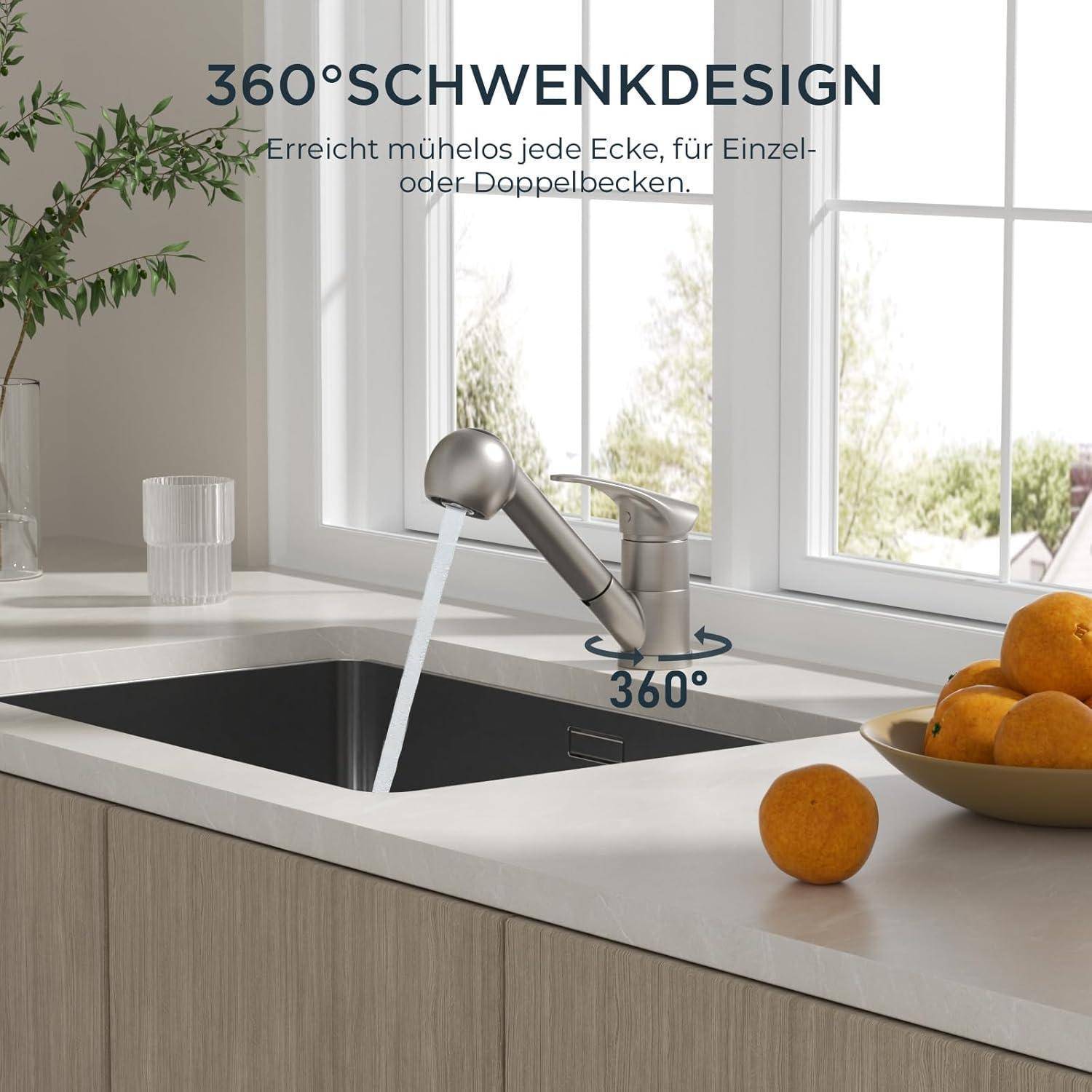 Eine moderne Küchenarmatur mit 360-Grad-Schwenkdesign wird gezeigt, wie sie ein Waschbecken befüllt. Der Text lautet '360° SCHWENKDESIGN'. Ein Glas und Orangen liegen auf der Arbeitsplatte.