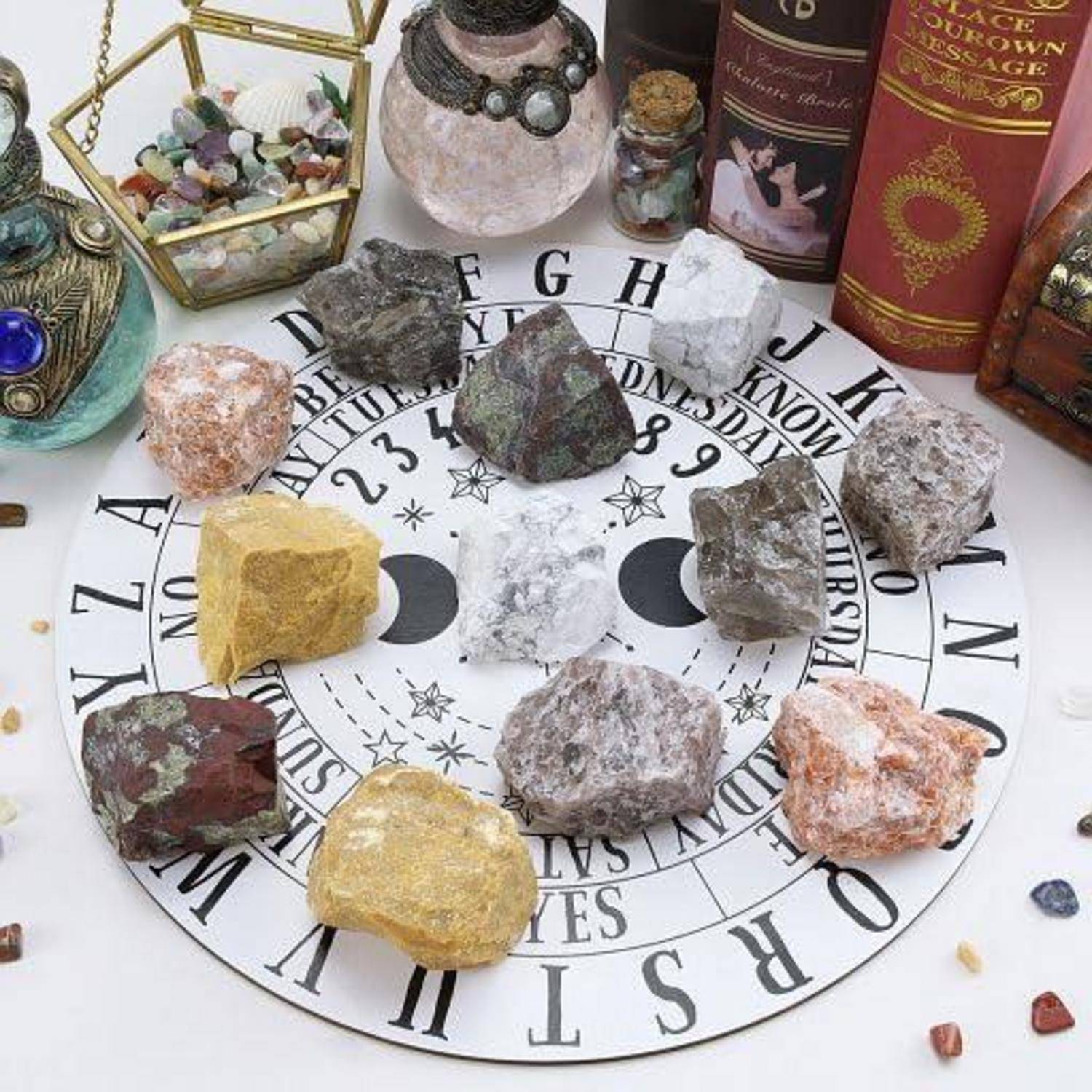 Ein kreisförmiges Astrologiebrett mit zwölf unterschiedlich gefärbten Steinen, umgeben von Kristallen, Büchern und mystischen Gegenständen, was auf ein mystisches oder spirituelles Thema hindeutet.