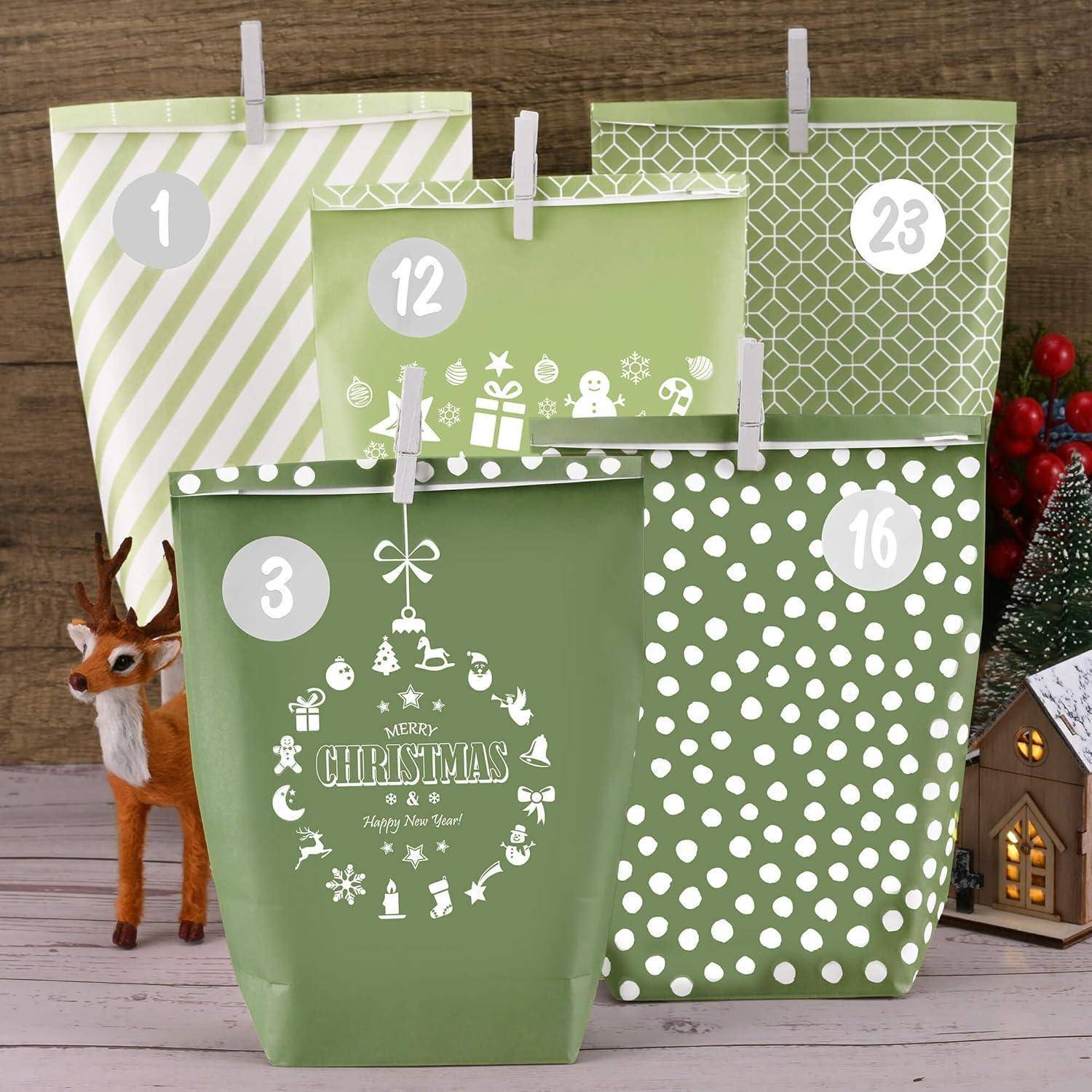Adventskalender grüne Papierbeutel zum Selbstbefüllen 24 bedruckte