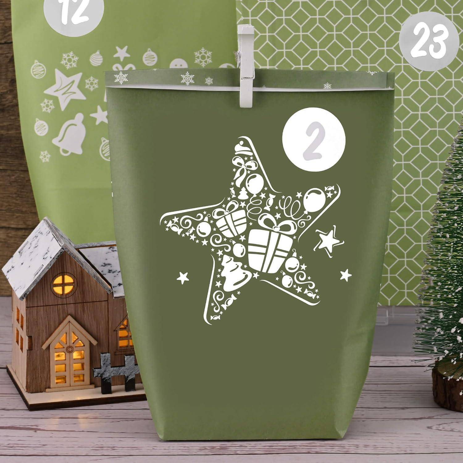 Adventskalender grüne Papierbeutel zum Selbstbefüllen 24 bedruckte
