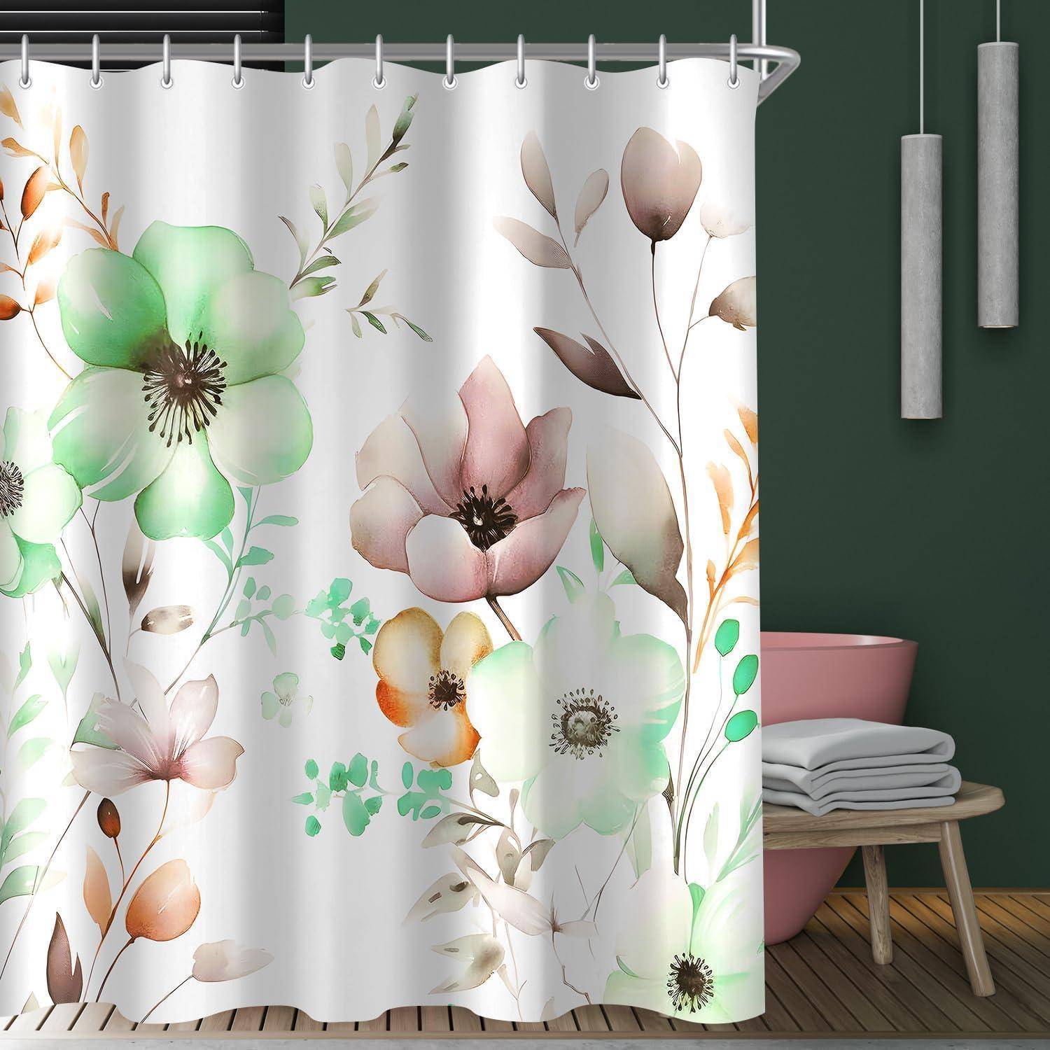Duschvorhang mit grünen und rosa Blumen auf weißem Hintergrund. Der Vorhang hängt in einem Badezimmer mit dunkelgrüner Wand.