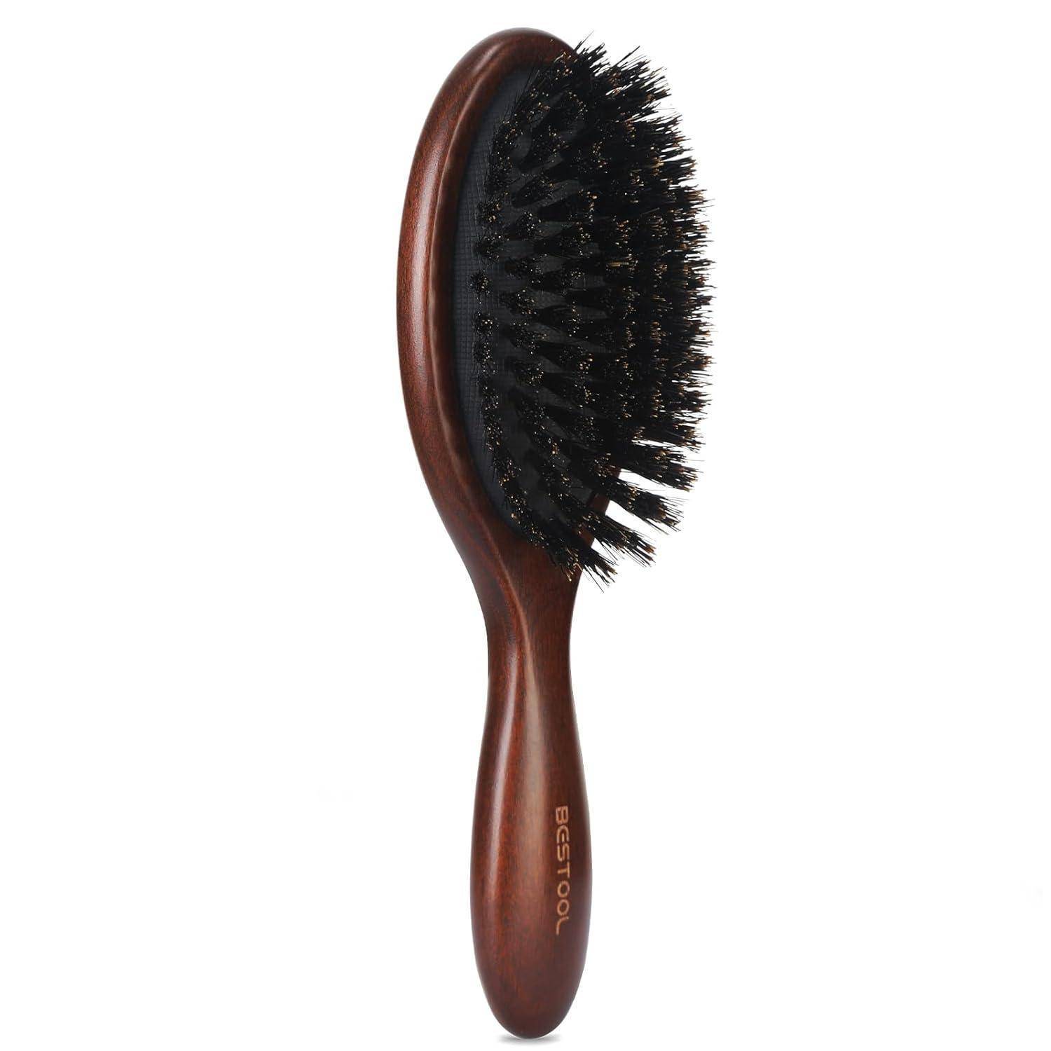 Eine Haarburste aus Holz mit schwarzen Borsten, entwickelt zum Haare kämmen. Der Griff ist glatt und ergonomisch geformt für einen bequemen Halt.
