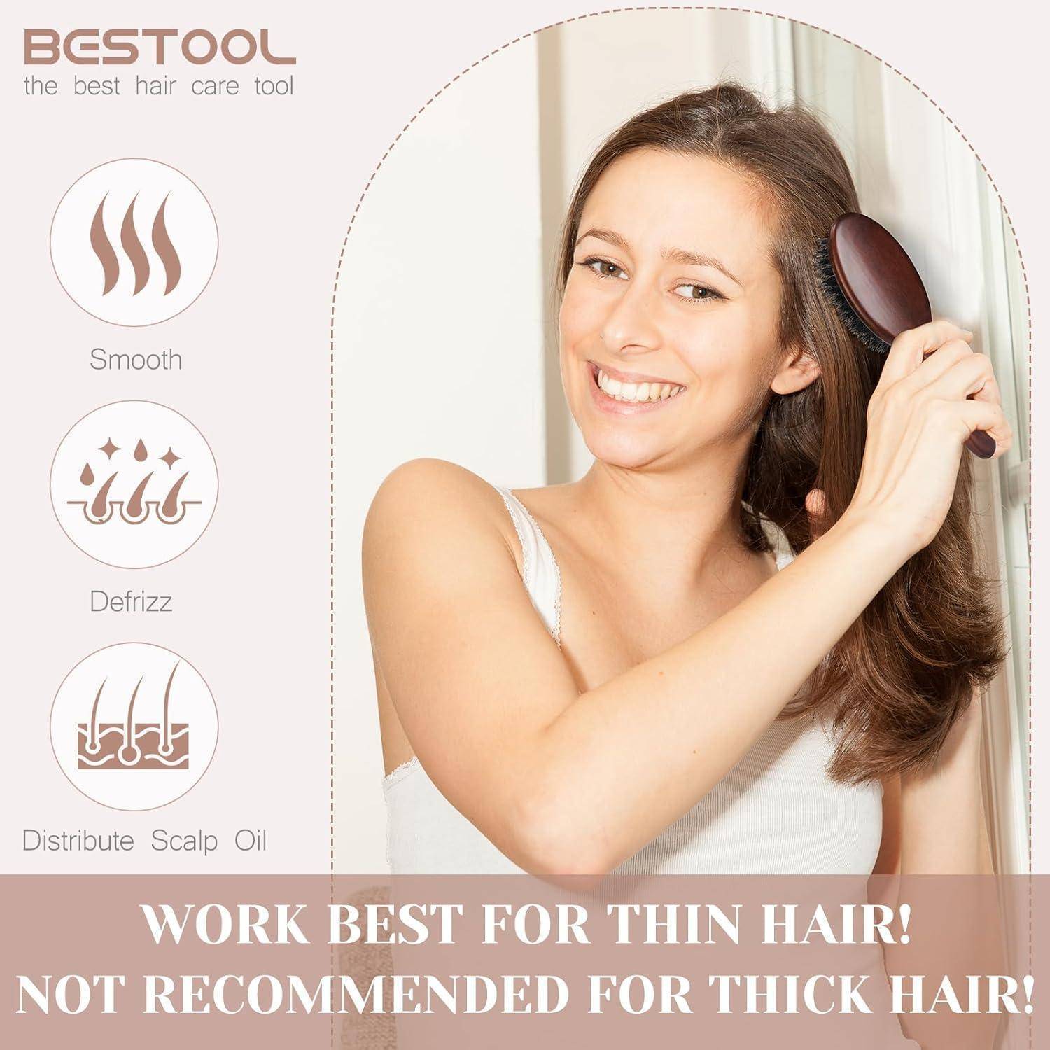 Frau, die sich lächelnd die Haare bürstet. Icons zeigen Vorteile: ‚Glatt', ‚Entfrizz', ‚Kopföl verteilen'. Text: ‚Funktioniert am besten bei dünnem Haar! Nicht empfohlen für dickes Haar!